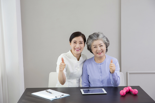 가족의 마음으로 어르신 한분 한분을 대하며 단순한 돌봄을 넘어 즐거움과 활력을 주는 재활 중심의 프로그램을 운영합니다. 언제나 열린 마음으로 봉사하는 복지 공간이 되고자하며 오늘도 어른신의 작은 미소 하나가 우리의 가장 큰 보함이 되는 곳, 정관재활주간보호센터입니다.